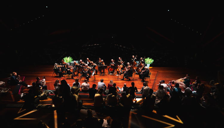 Orkester som spiller foran publikum i Oslo Konserthus